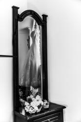 reflejo de la novia, novia en blanco y negro,novia reflejada, reflejo , vestido de novia, vestido colgado,novia leyendo carta , novia sentada, novia dando la espalda